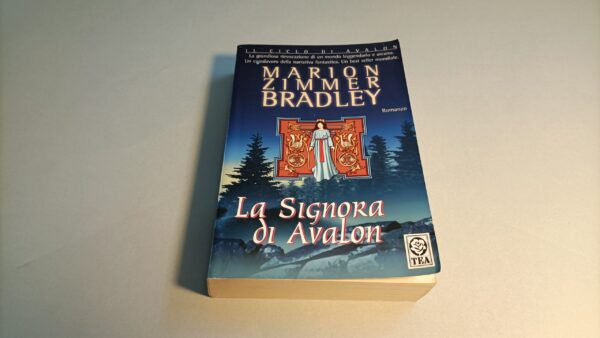 Marion Zimmer Bradley, La signora di Avalon, Tea